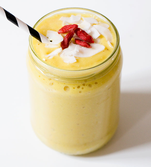 ▷ A Tropical Shake: Creamy Mango & Coconut Smoothie