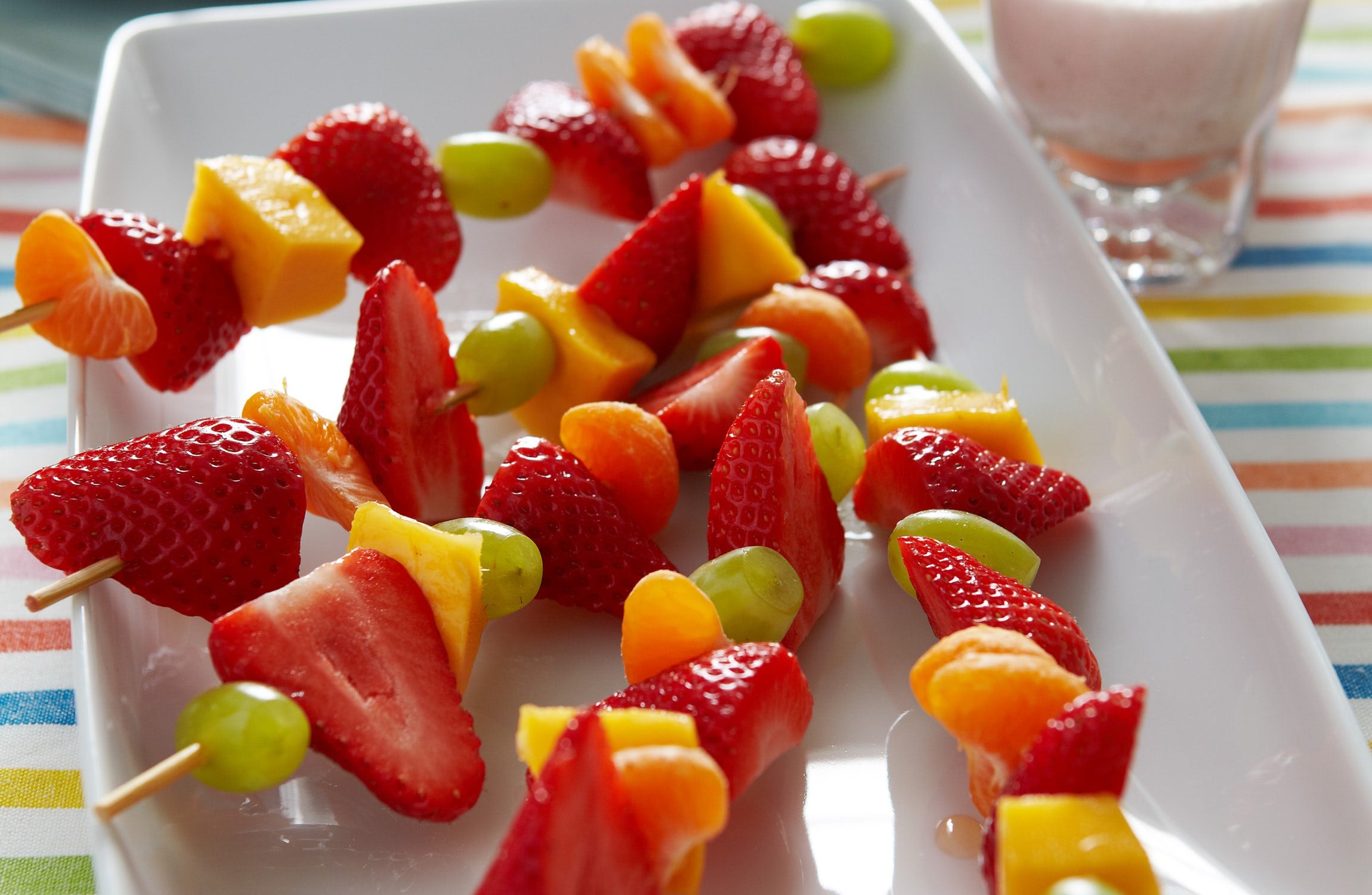 ▷ Healthy Snack: Frozen Fruit Sticks with Passion Fruit & Lime Drizzle