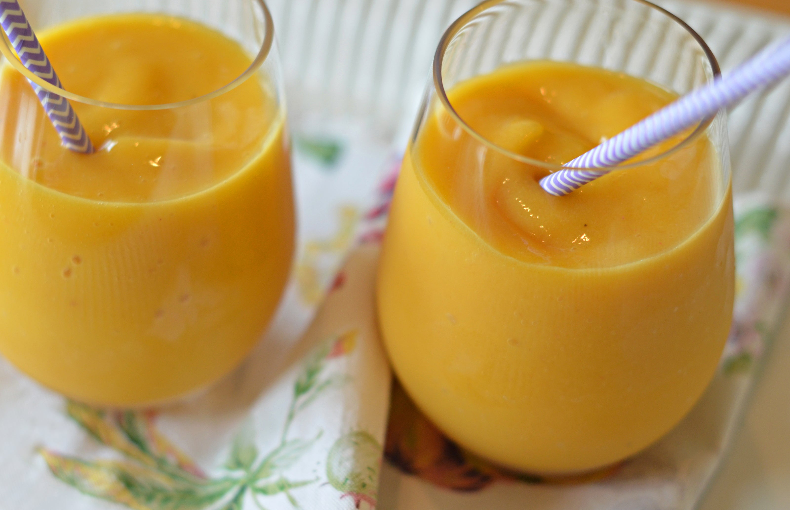 ▷ A Tropical Shake: Peachy Mango Smoothie