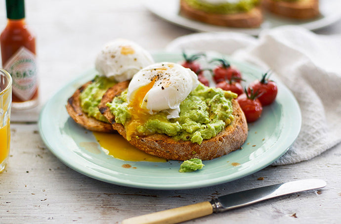 ▷ Healthy and Vegetarian: Poached Eggs with Smashed Avocado & Tomatoes